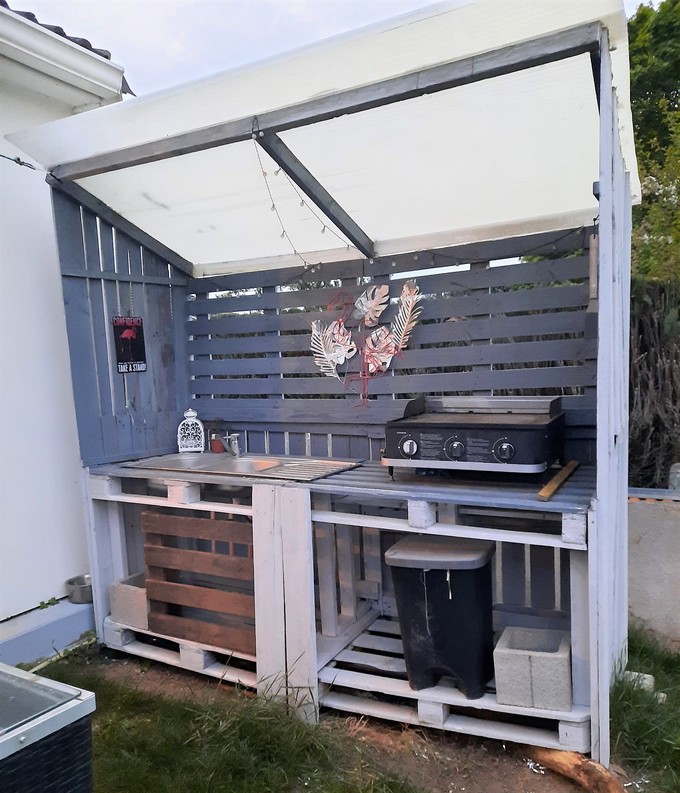 wood pallet outdoor kitchen ideas (15)