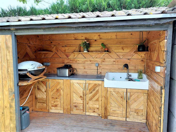 wood pallet outdoor kitchen ideas (17)