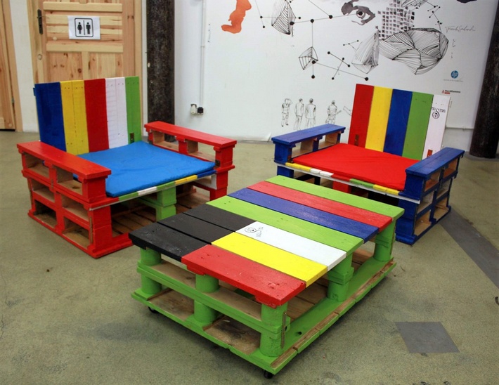 pallet colorful patio set