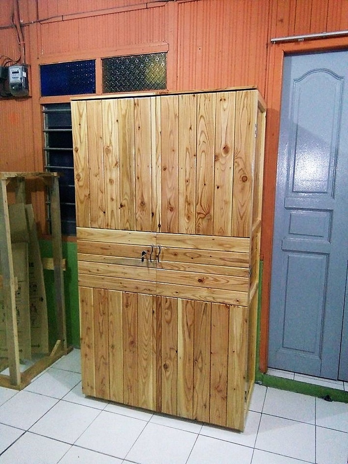 wooden-pallet-closet