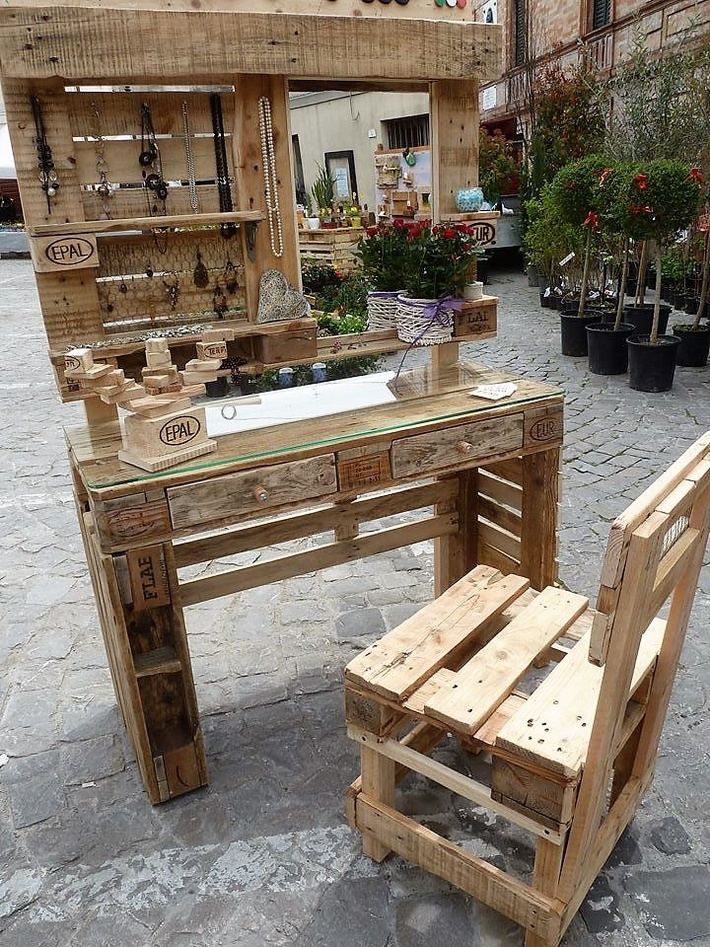 pallets-wood-mobile-vanity
