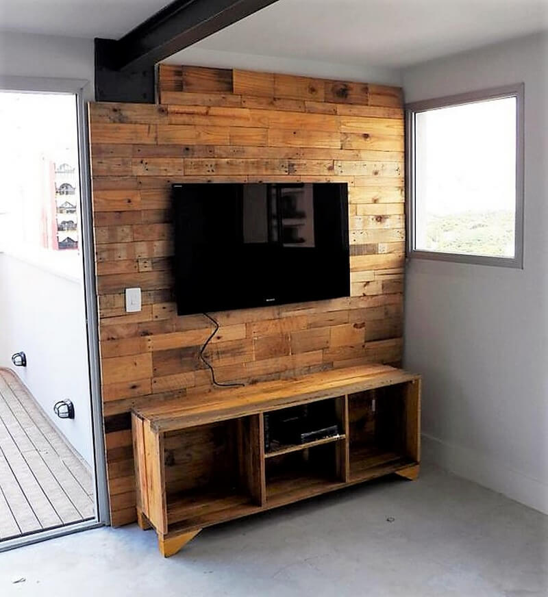 pallet tv cabin at wall