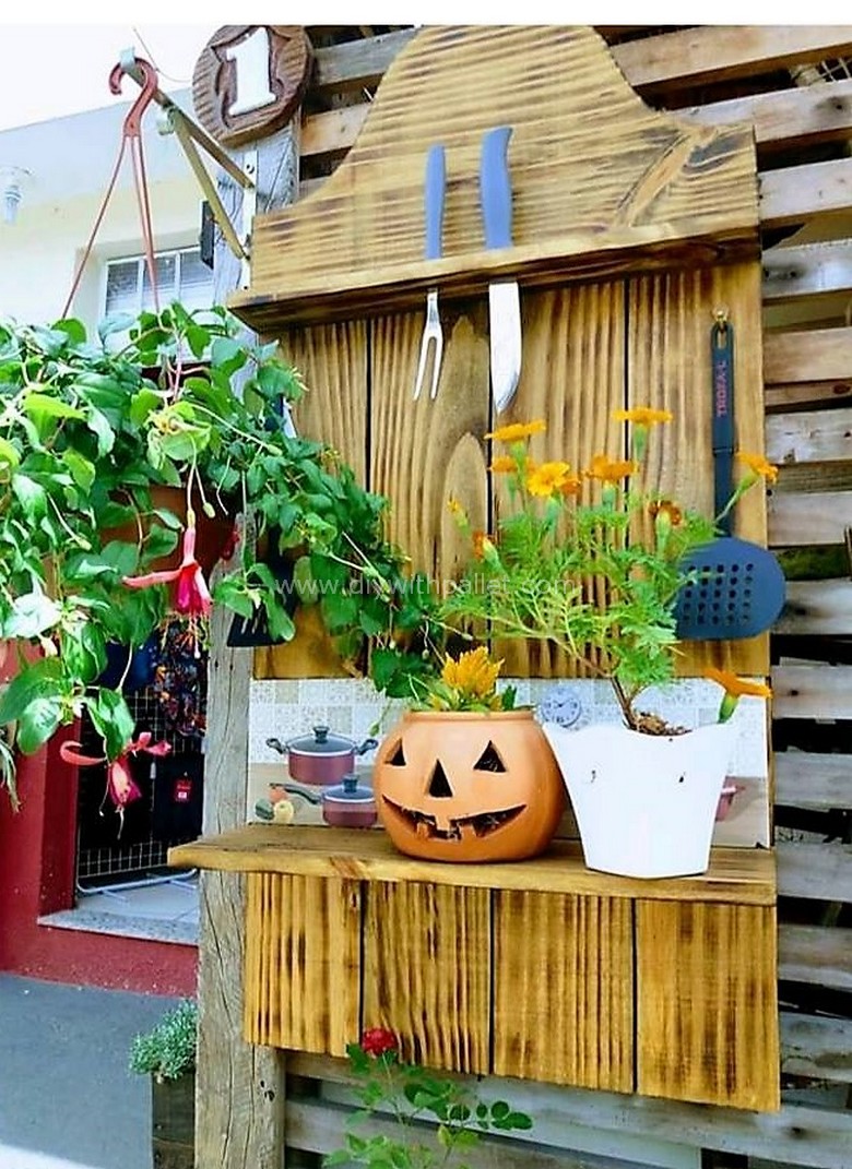 pallet garden Halloween art