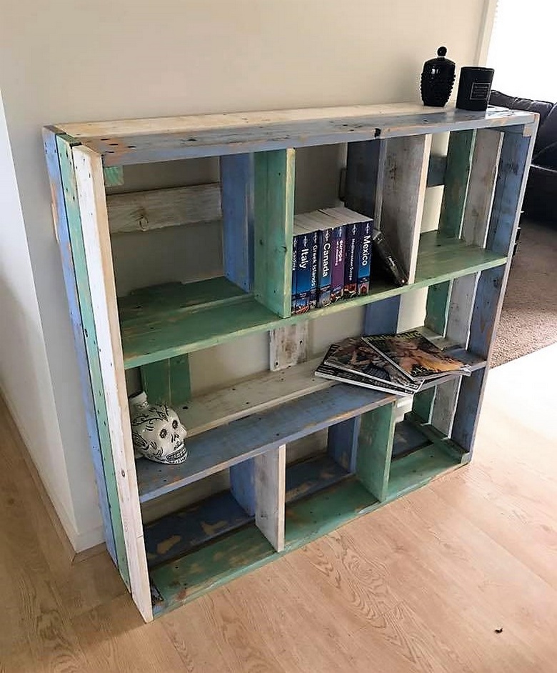 simple wood pallet book shelf