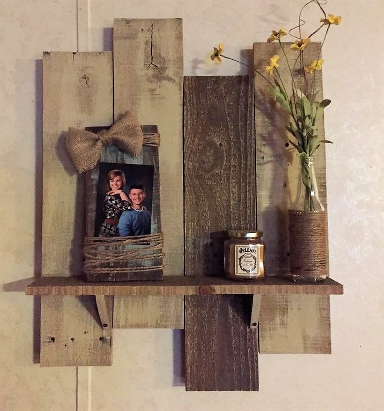 Rustic pallet wall decor