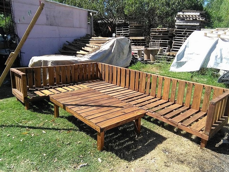 huge pallet garden couch