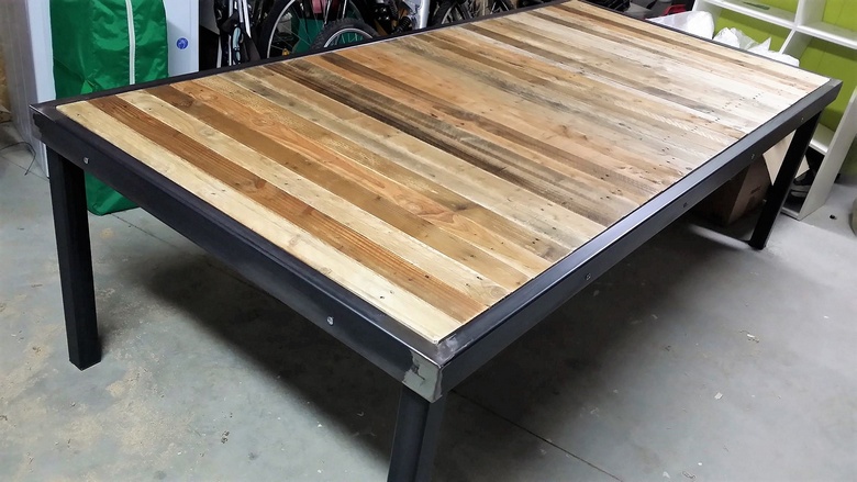 reclaimed pallet wooden table