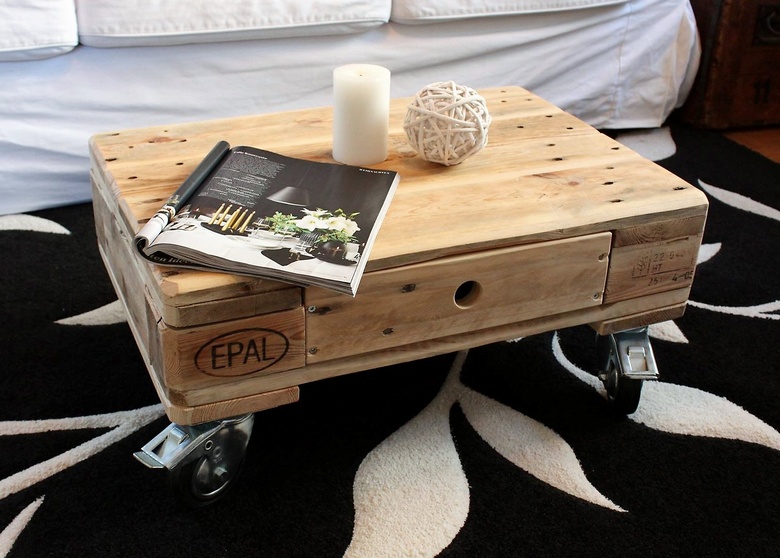 pallet coffee table on wheels