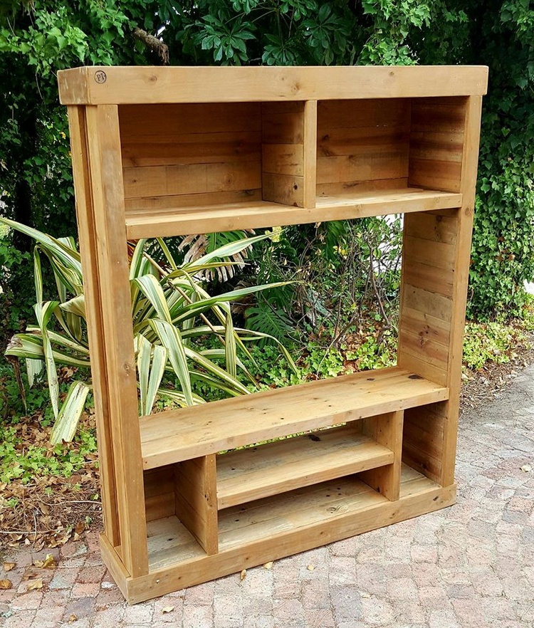 1 wood pallet TV case