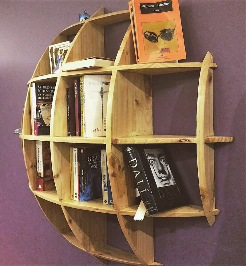 recycled pallets made bookshelf idea