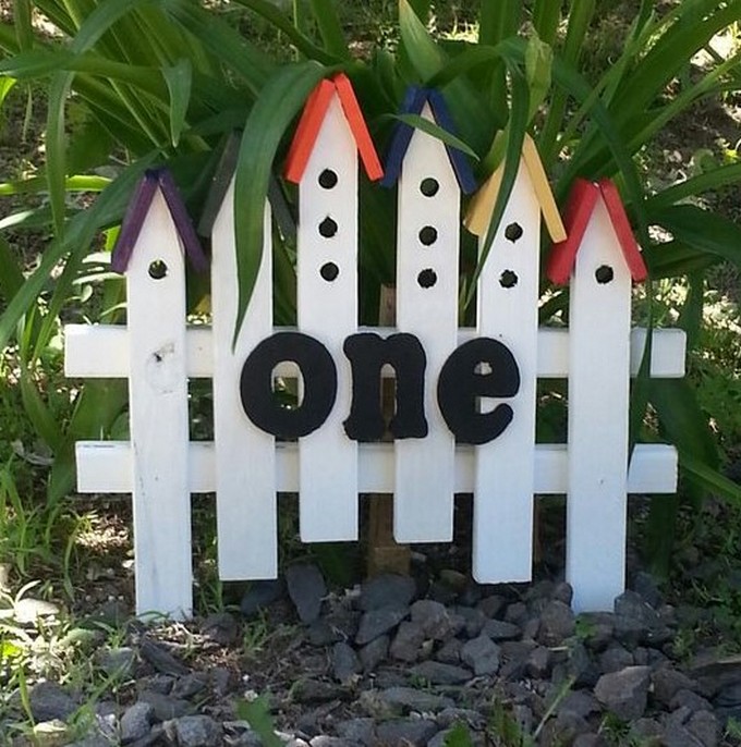 DIY pallet welcome stand ideas (6)