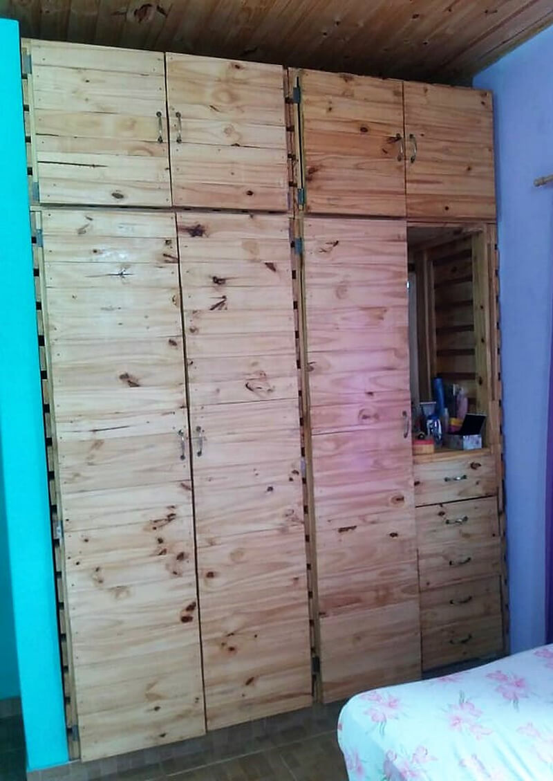 wooden pallet wardrobe idea