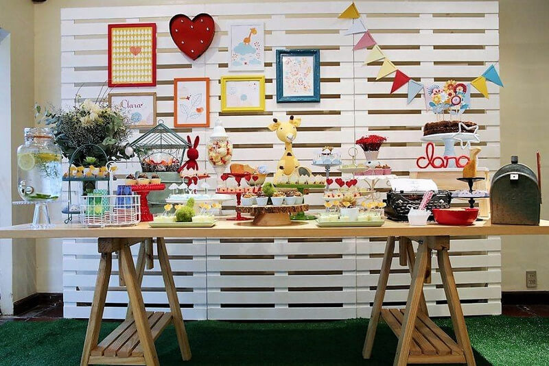 party decor plan with pallets wood