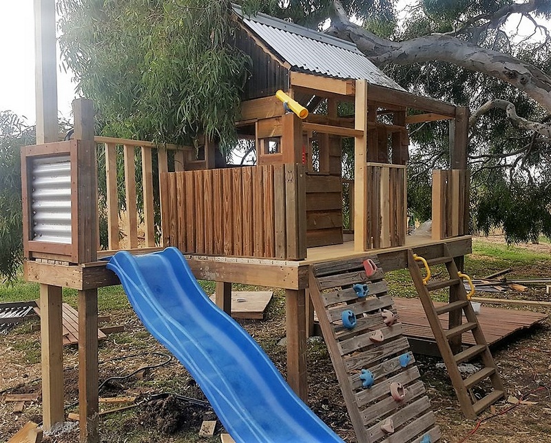 kids playhouse out of pallets