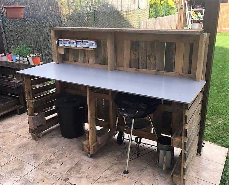 Backyard Pallet Garden Bar